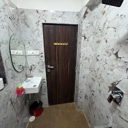 Chic - Bright 1 Bhk Close To Lilavati Hospital, Bandra West 602 Apartment *