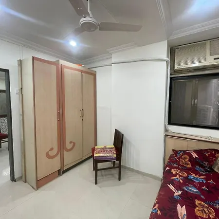 Linking Road Bandra West Main Shopping Area Location Centre Near To Station Bandra Airport Domestic International 24 Hours Easy To Commute Anywhere Transport Available Apartment