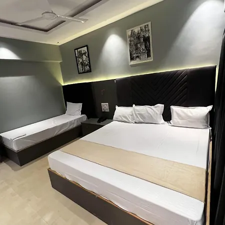 Dhanvantari Luxury Near Kokilaben Dhirubhai Ambani Hospital