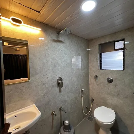 Dhanvantari Luxury Near Kokilaben Dhirubhai Ambani Hospital