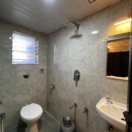 Hotel Dhanvantari Luxury Near Kokilaben Dhirubhai Ambani Hospital Mumbai