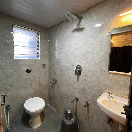 Hotel Dhanvantari Luxury Near Kokilaben Dhirubhai Ambani Hospital 3*