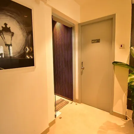 Dhanvantari Luxury Near Kokilaben Dhirubhai Ambani Hospital 3* Mumbai
