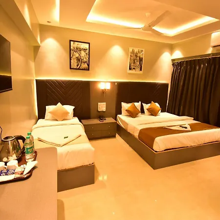 Dhanvantari Luxury Near Kokilaben Dhirubhai Ambani Hospital Hotel