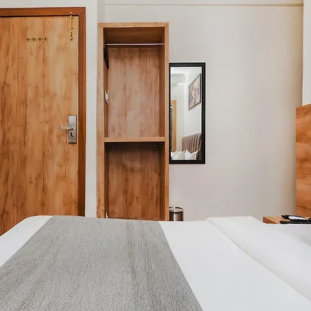 Airport Palace Hotel 3*