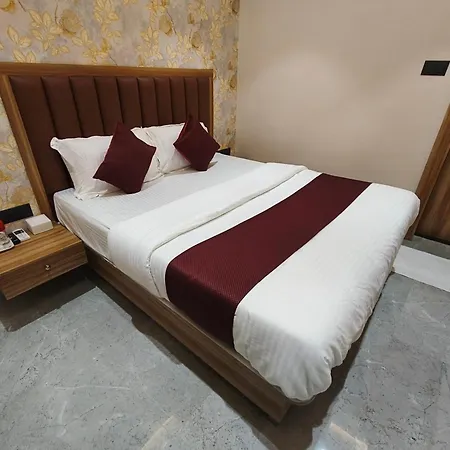 Golden Tree Hotel 2*