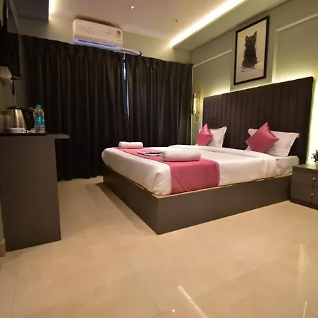 Dhanvantari Luxury Near Kokilaben Dhirubhai Ambani Hospital Hotel