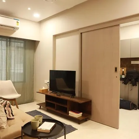 Downtown 1bhk Cozy, Mahalaxmi 1202 *