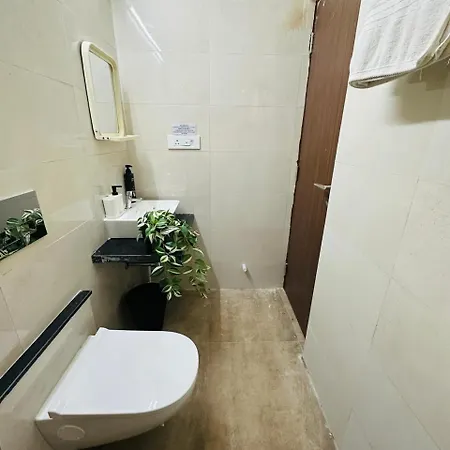 1br Service Aprt In Malad *