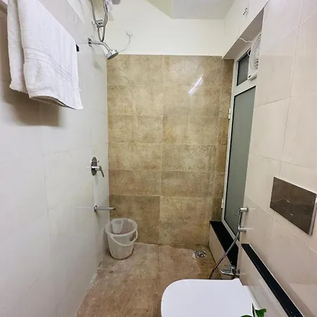 Apartment 1br Service Aprt In Malad Mumbai
