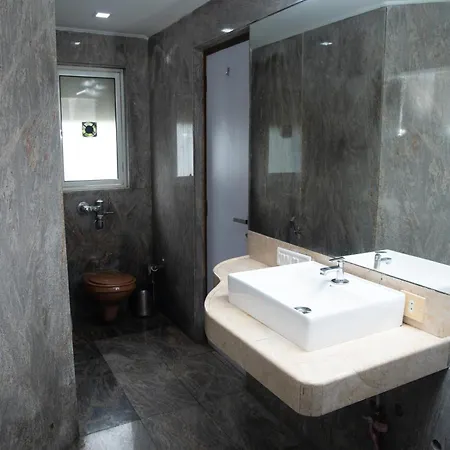 Jayshree By Anantaay Near Domestic Airport 3*