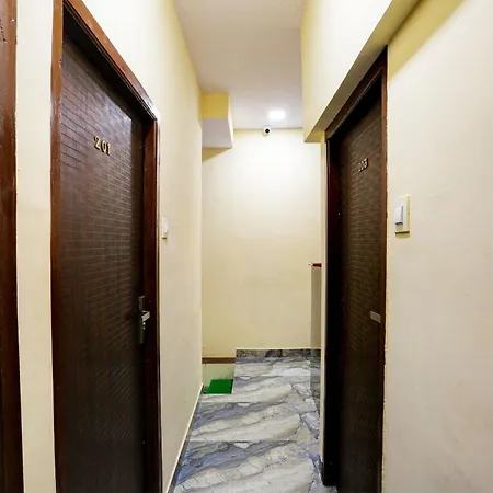 Collection O Goregaon West Hotel