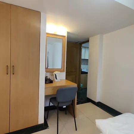 2 Bhk Cozy W/ Netflix And Wifi In Bandra