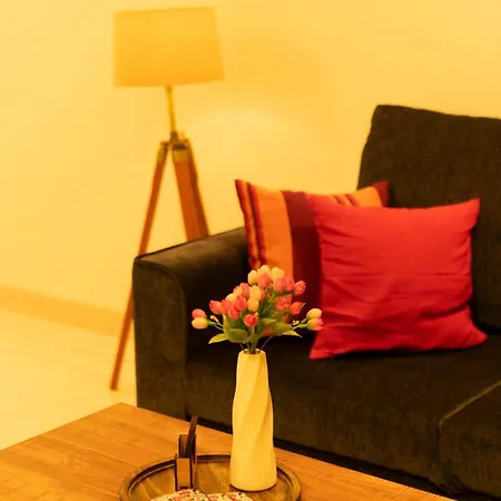 Serene, Chic & Sunlit 2bhk Near Airport & Bkc Apartment