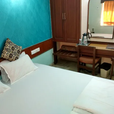 Mogul Palace - Near Masjid Bunder 3*