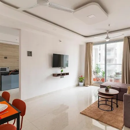 Apartment Peaceful, Spacious 2bhk With Balcony & Skylineview