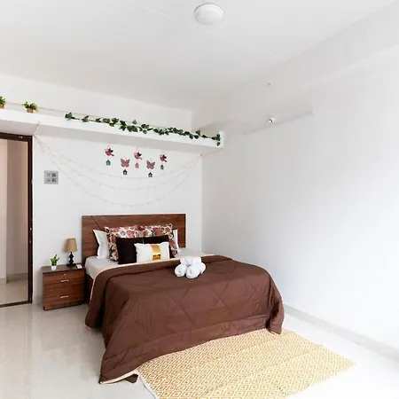 Peaceful, Spacious 2bhk With Balcony & Skylineview Apartment *