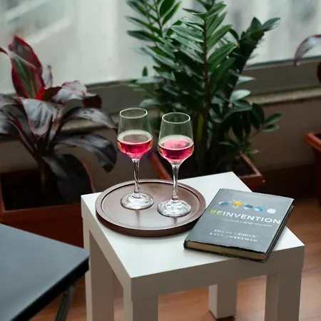 Apartment Peaceful, Spacious 2bhk With Balcony & Skylineview