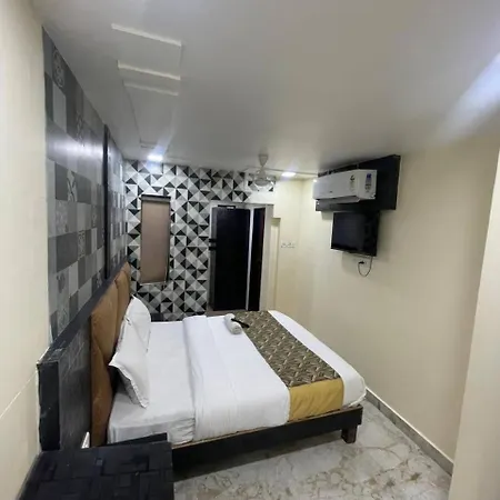 Amber Empire Parle Near Domestic Airport Hotel 2*