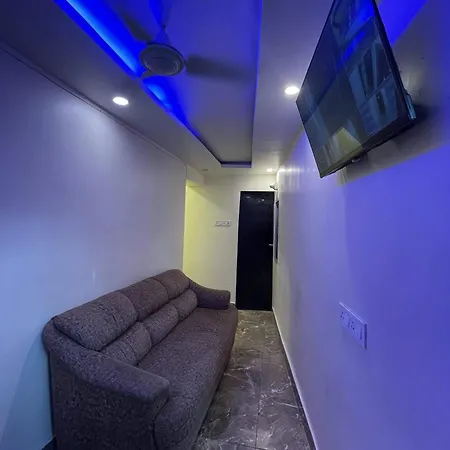 Hotel Amber Empire Parle Near Domestic Airport 2*