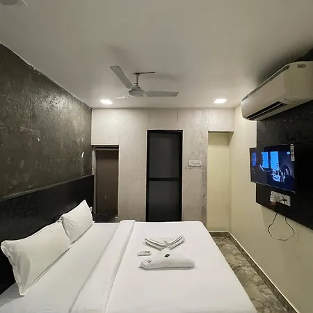 Amber Empire Parle Near Domestic Airport 2*