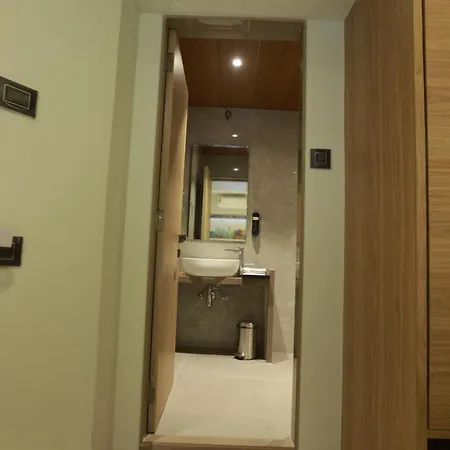 Hotel The Bohoo 99 Nr International Airport Mumbai