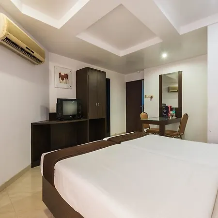 Hotel Fabhotel Savoy Airport 3*