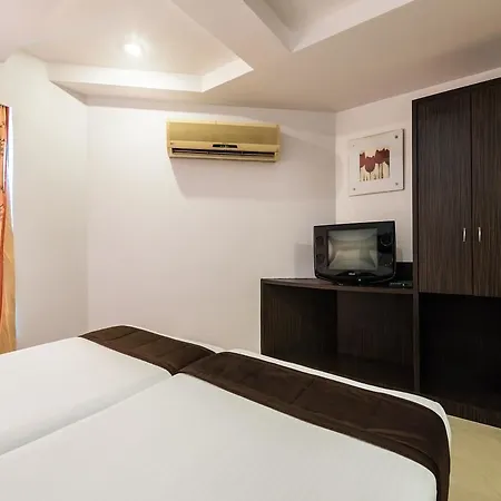 Hotel Fabhotel Savoy Airport 3*