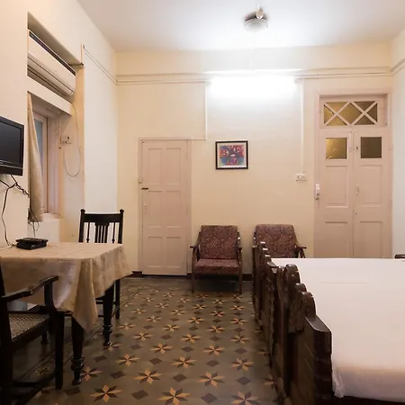 Bed & Breakfast At Colaba 3*