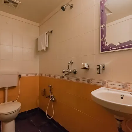 Oyo 6371 Abrol Hotel 3*