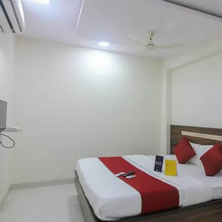 Hotel Oyo 23656 Parimeet 3*