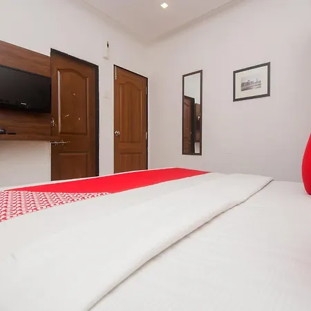 Oyo 3762 Swamini Niwas Hotel 3*