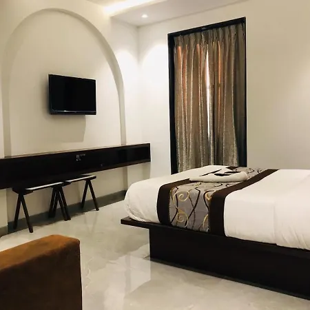 Hotel Flora - 3*