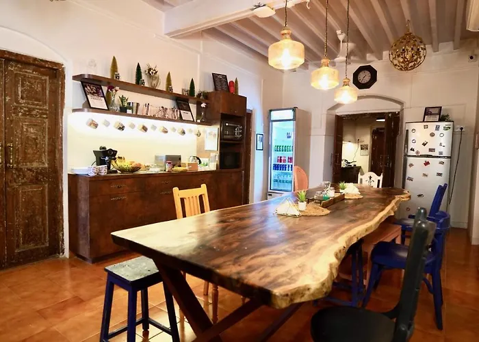 Gosolo Stays Bandra Hostel