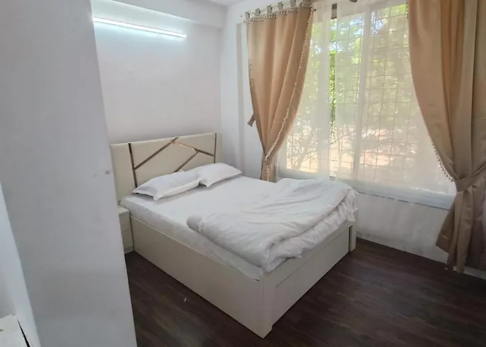 Spacious Room For 6 In Condo Near Kokilaben Hospital, Andheri West