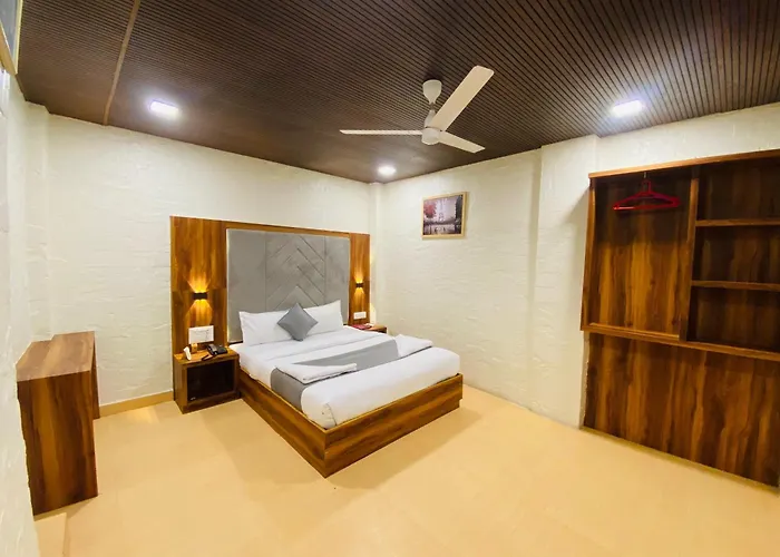 Hotel Avk-Near Kokilaben Hospital & Versova Beach- Rooms With Kitchen