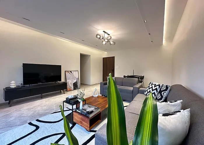 Luxurious 2 Bhk Apartment & Workspace On Juhu Tara Road