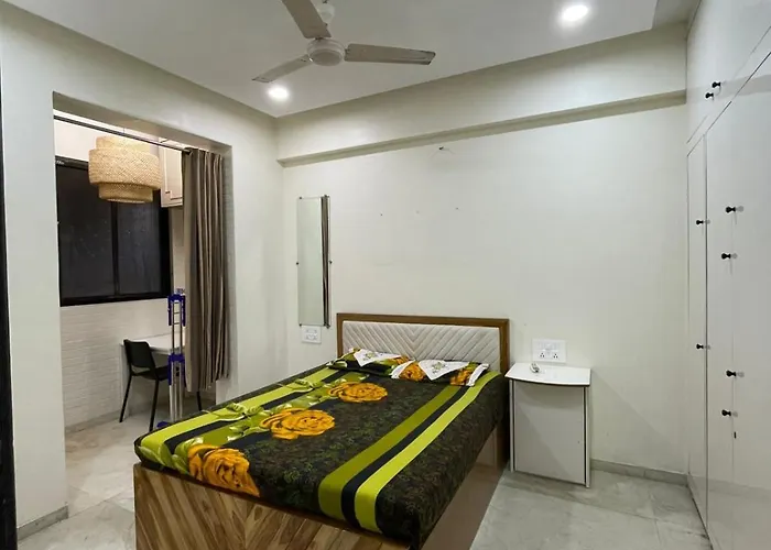 Cozy 1 Bhk Prime Location On Linking Road, Bandra