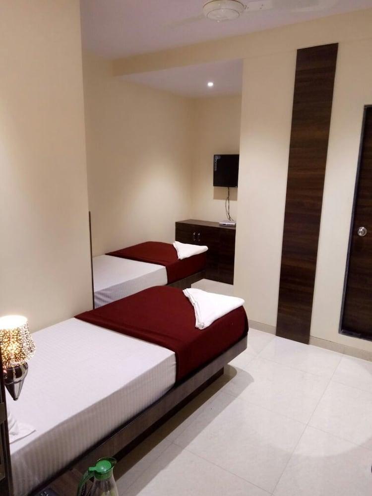 Oyo 76486 Silver Moon 2* Mumbai