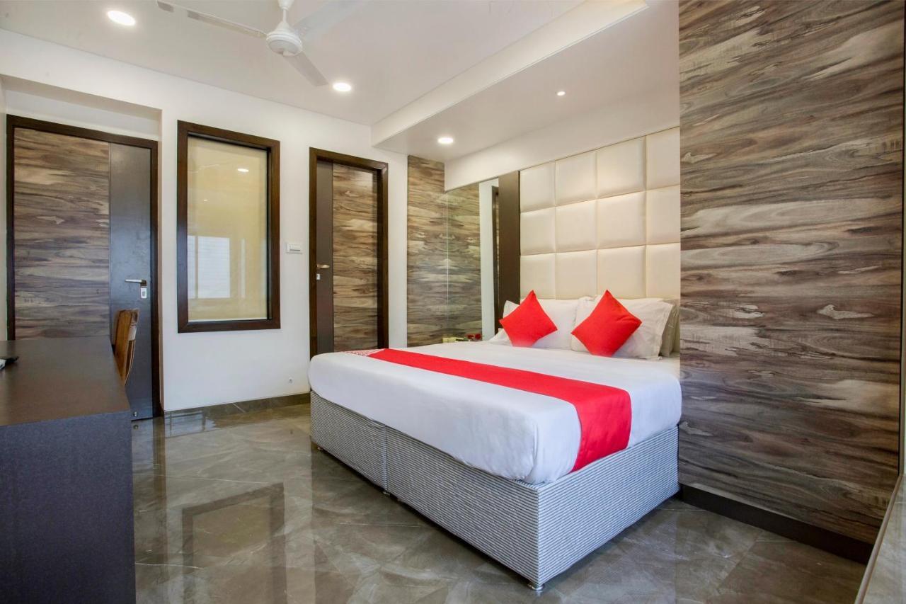 Oyo 29653 Royal Hotel