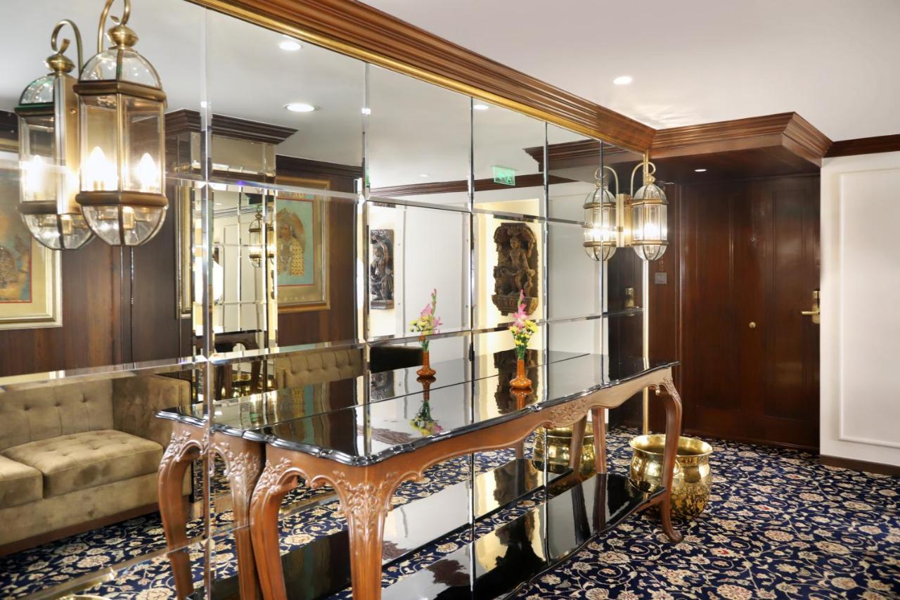 Hotel The Ambassador, Marine Drive, 4*