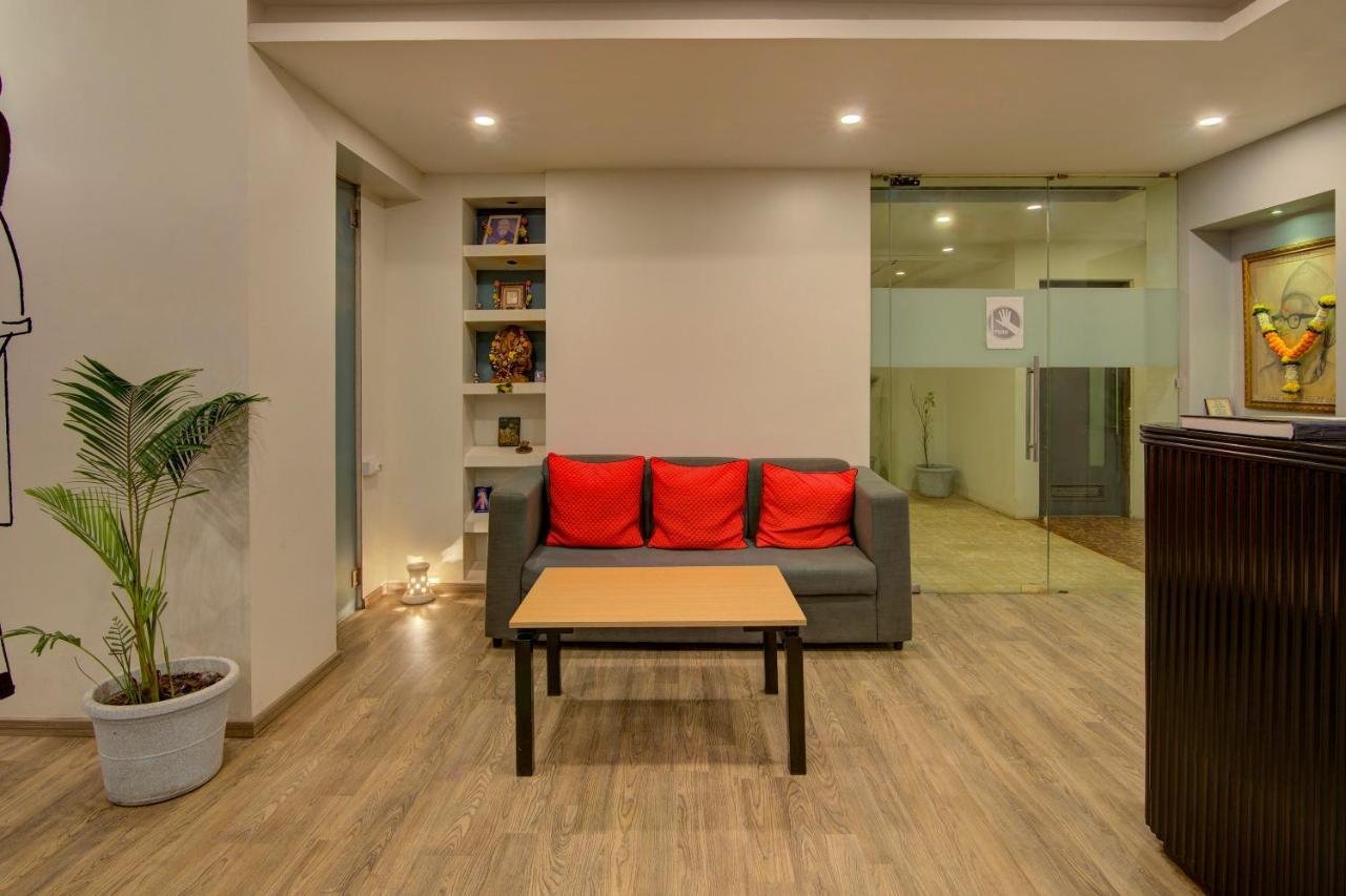 Vaccinated Staff- Oyo Townhouse 105 Khar West Station Hotel 3*