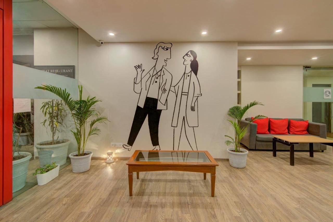 Vaccinated Staff- Oyo Townhouse 105 Khar West Station Hotel 3*