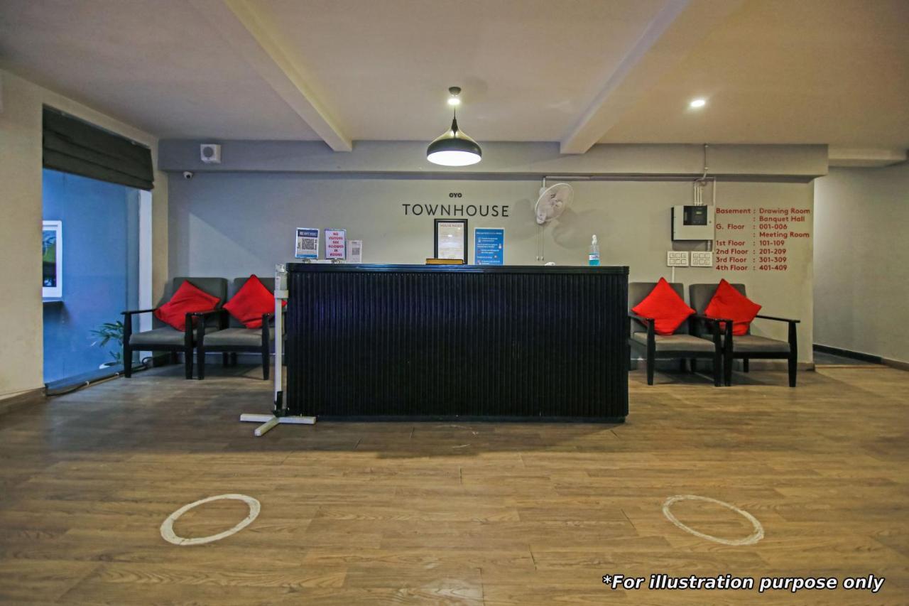 Vaccinated Staff- Oyo Townhouse 105 Khar West Station 3*