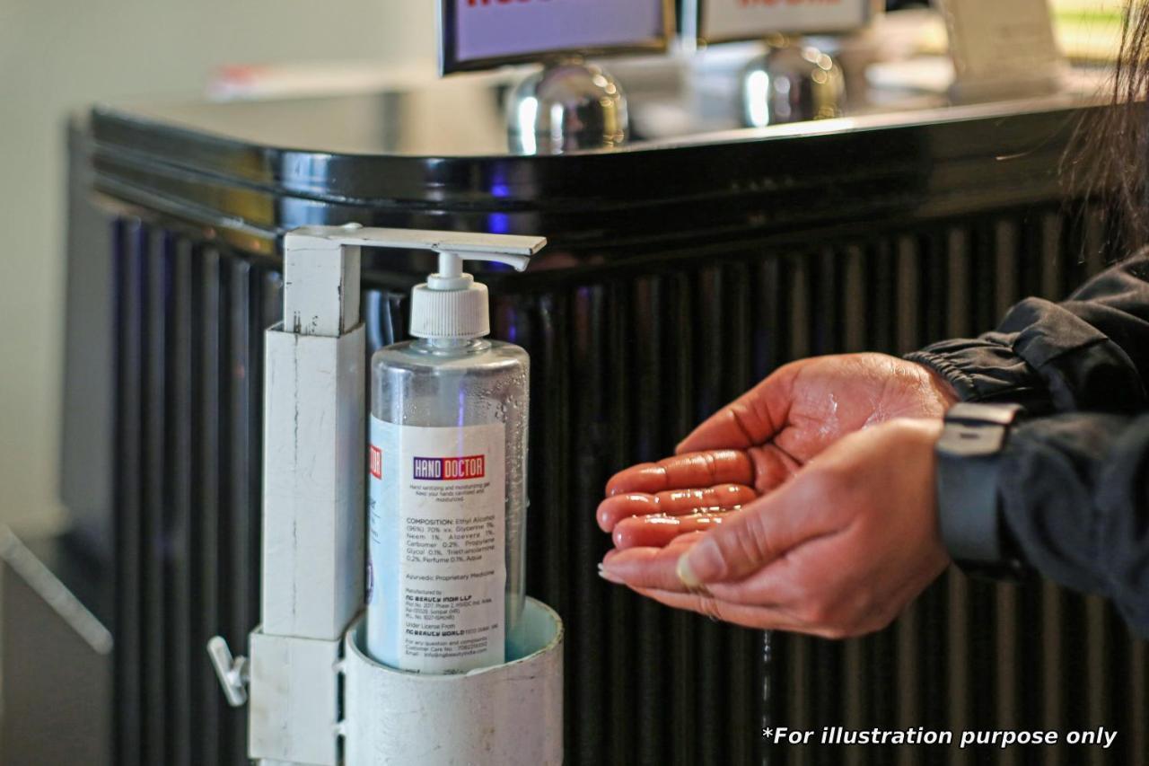 Vaccinated Staff- Oyo Townhouse 105 Khar West Station Hotel 3*