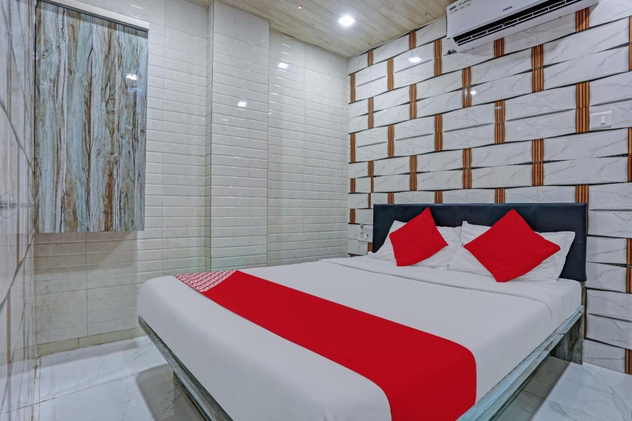 Hotel Oyo 82580 Taj Residency Lodging And Boarding 3*