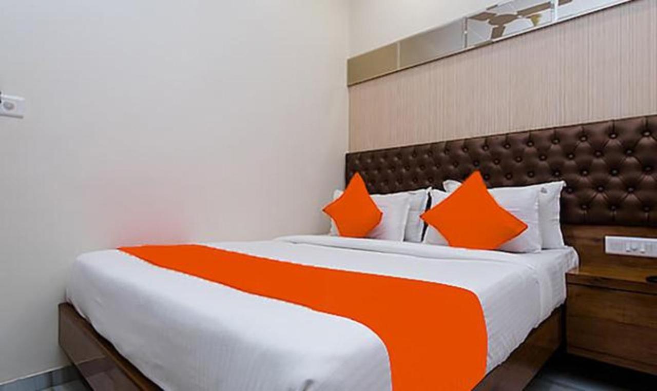 Oyo 9327 Royce Executive Hotel