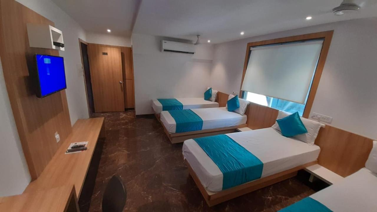 Hotel Royal Oak Navi Mumbai-Stz 1002 *