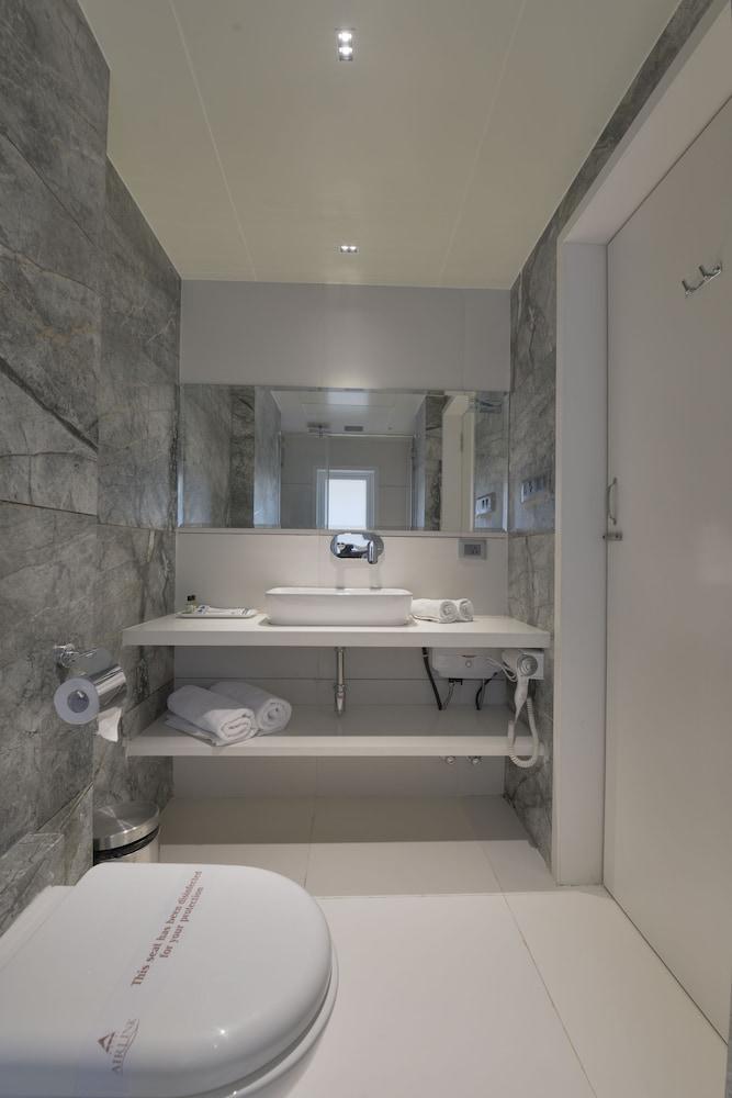 Airlink Hotel 3*