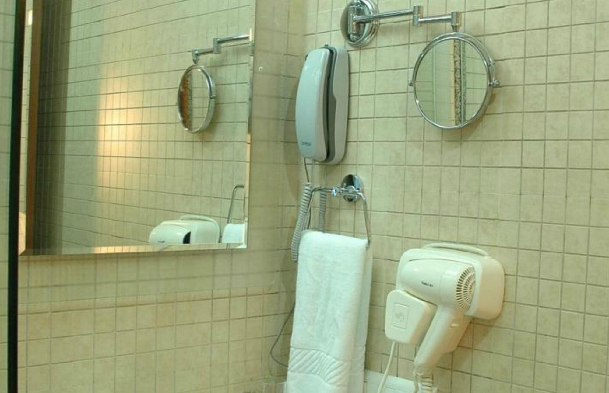 Fabhotel Shubhangan - Nr Bandra Bombaim